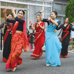 秋田日本語学院留学生のダンスパフォーマンス