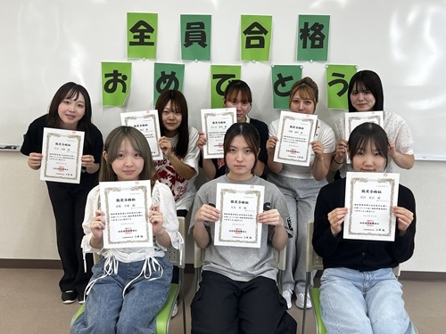 <p class="isSelectedEnd">そして、2年生はいよいよ明日！</p><br><p class="isSelectedEnd">💊 <strong>登録販売者試験</strong>に挑みます！</p><br><p class="isSelectedEnd">夏休み中も試験に向けて勉強を続けてきた2年生。</p><br><p class="isSelectedEnd">これまで積み重ねてきた努力を、明日の試験で思いきり発揮してきてください💪✨</p><br><p class="isSelectedEnd">「頑張ってきた分だけ、きっと力になっています！」</p><br><p class="isSelectedEnd">2年生のみんな、最後まで自分を信じて頑張ろう！！</p><br><p class="isSelectedEnd">🌸 <strong>1年生は次の資格へ。<br />2年生はいよいよ登録販売者試験本番へ。</strong></p><br><p>それぞれの目標に向かって、みんなで頑張っています！</p>